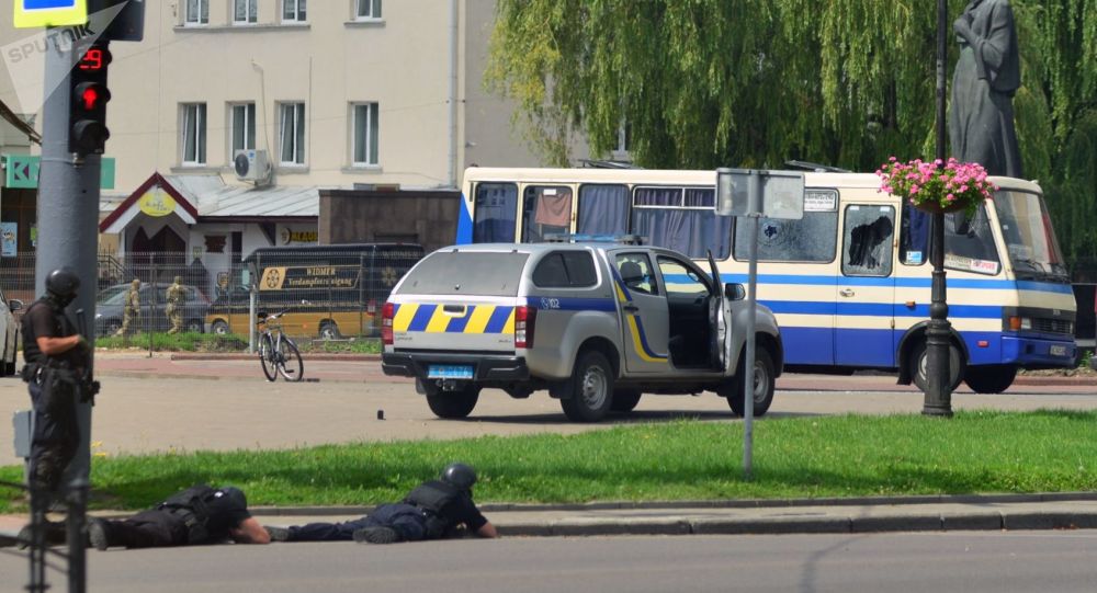 乌克兰警方称接走卢茨克被劫持公交车上人质中的三人