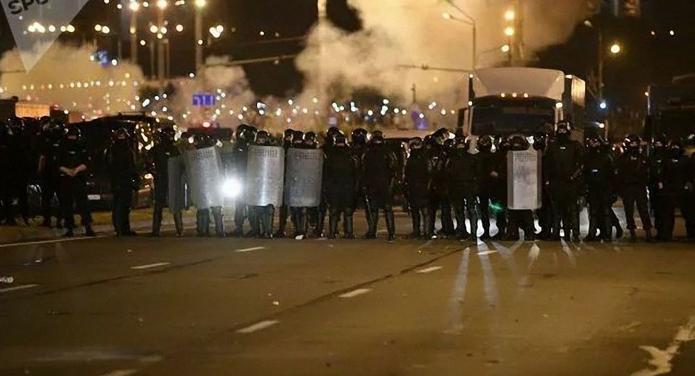 白俄罗斯警方使用催泪瓦斯驱赶明斯克市中心的反对派支持者