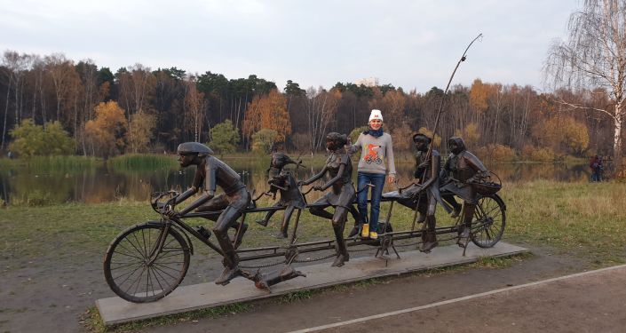莫斯科一公园里的雕塑作品《骑车人》