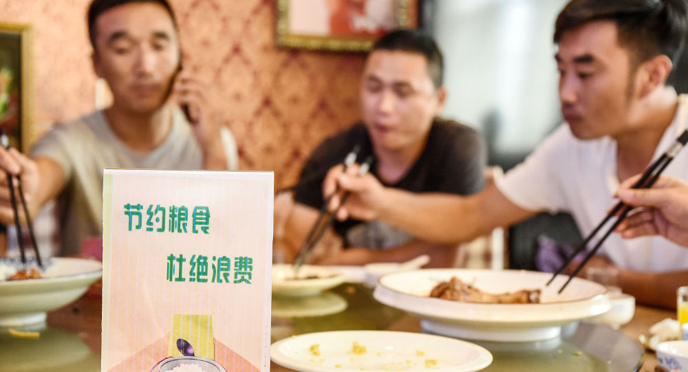 中国中部的餐厅在门口放秤以杜绝食物浪费