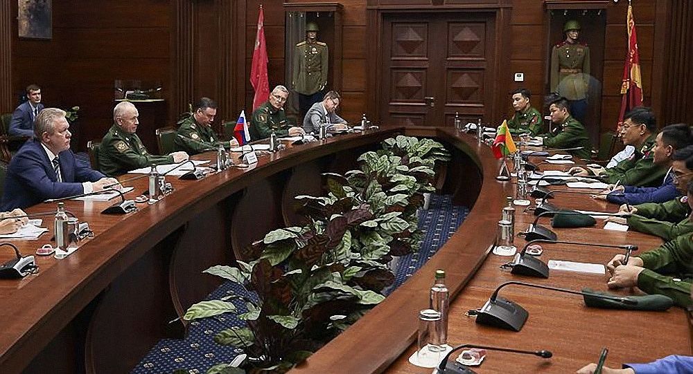 俄副防长福明与缅甸总参谋长妙吞乌在莫斯科举行会谈