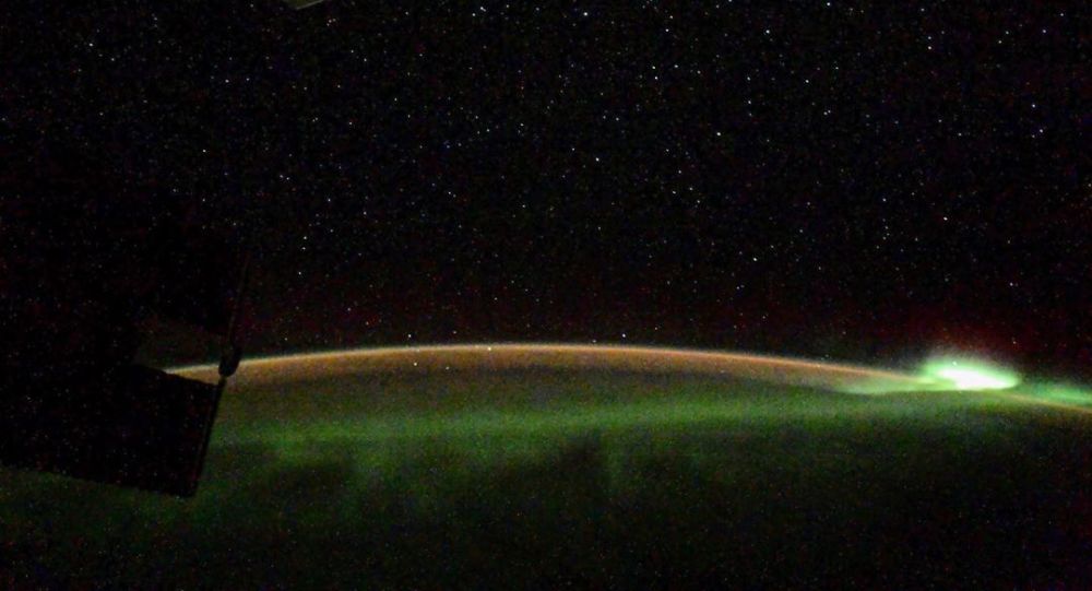 俄罗斯宇航员在国际空间站拍到神秘飞行物（视频）