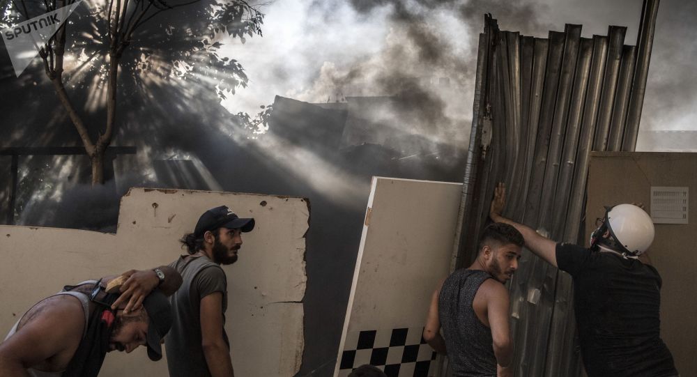 黎巴嫩强力部门使用催泪弹驱赶贝鲁特的示威者