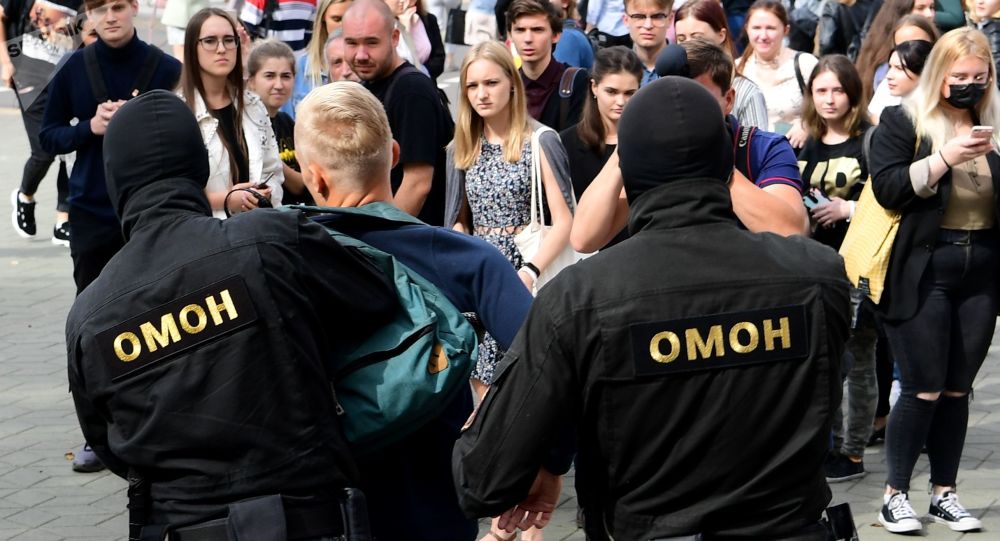 白俄周日抗议活动期间警方抓捕数百名示威者