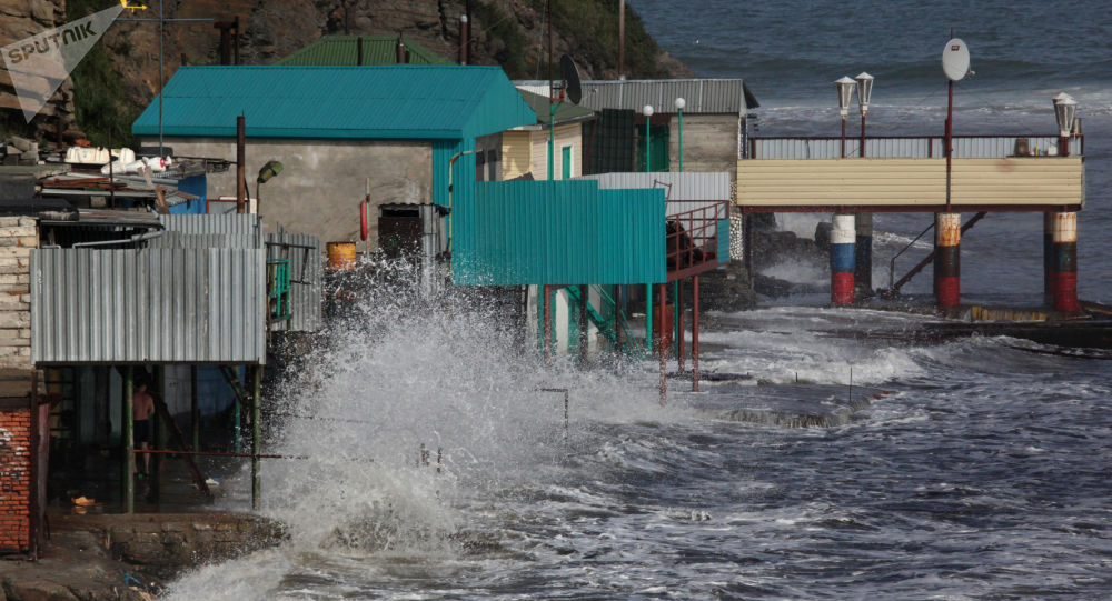 台风“海神”造成俄乌苏里斯克河流泛滥 河水接近市中心住宅