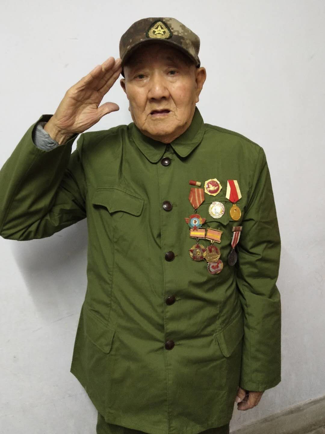 这四张照片是英焕章供图