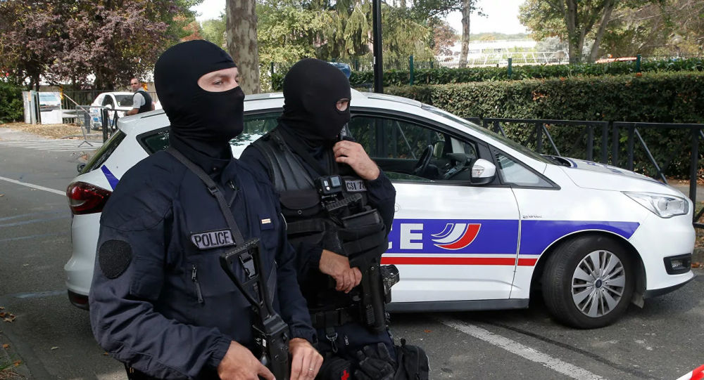 媒体：警方在巴黎郊区的教堂附近拘留试图持刀发动袭击的男子