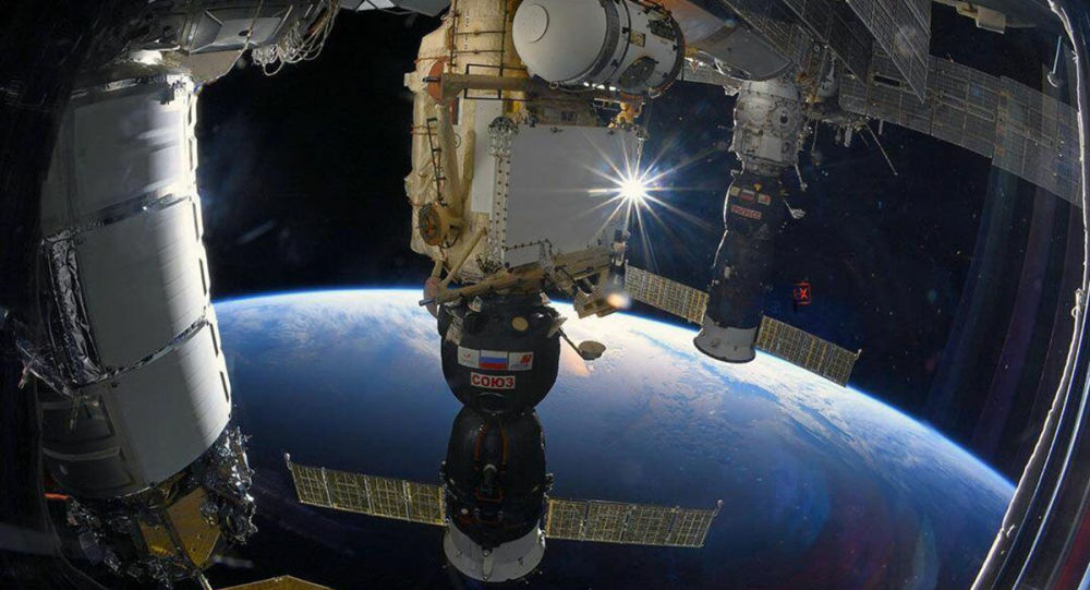 俄航天集团：宇航员正在利用胶带寻找漏气孔
