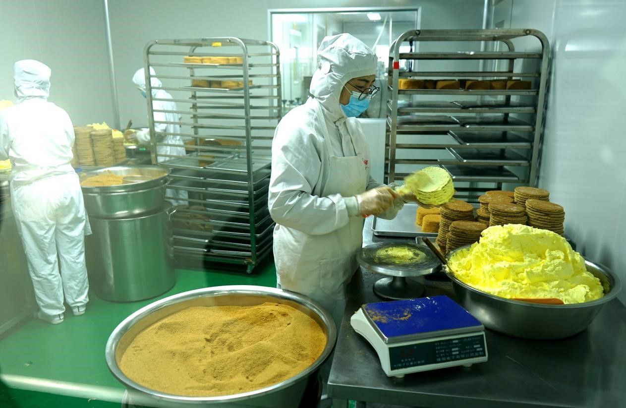 俄麦诺食品有限公司封闭式提拉米苏生产车间。