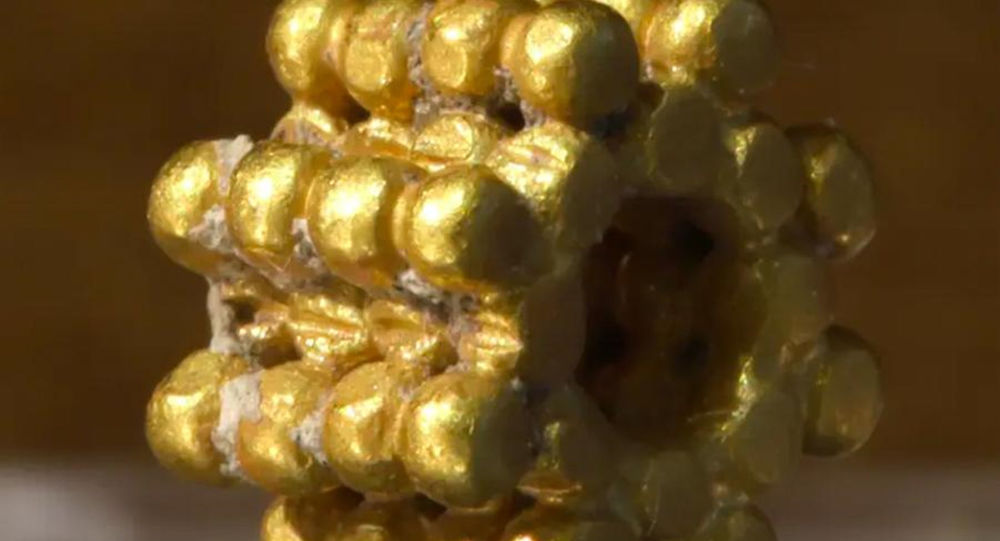 耶路撒冷一名男孩发现距今三千年前的黄金饰品