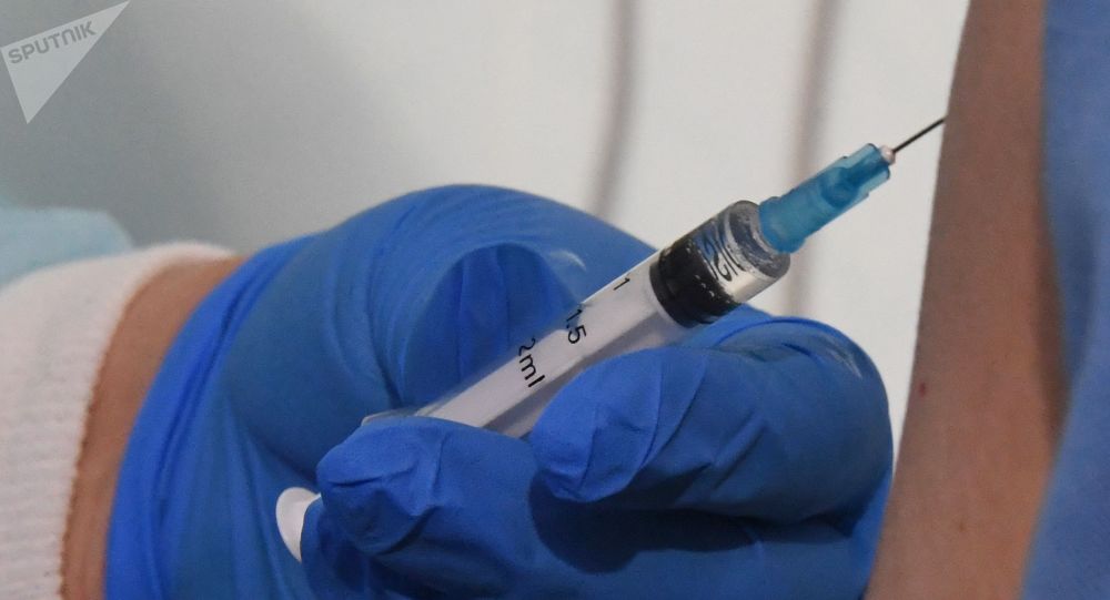 哈萨克斯坦总统助理接种国产新冠疫苗