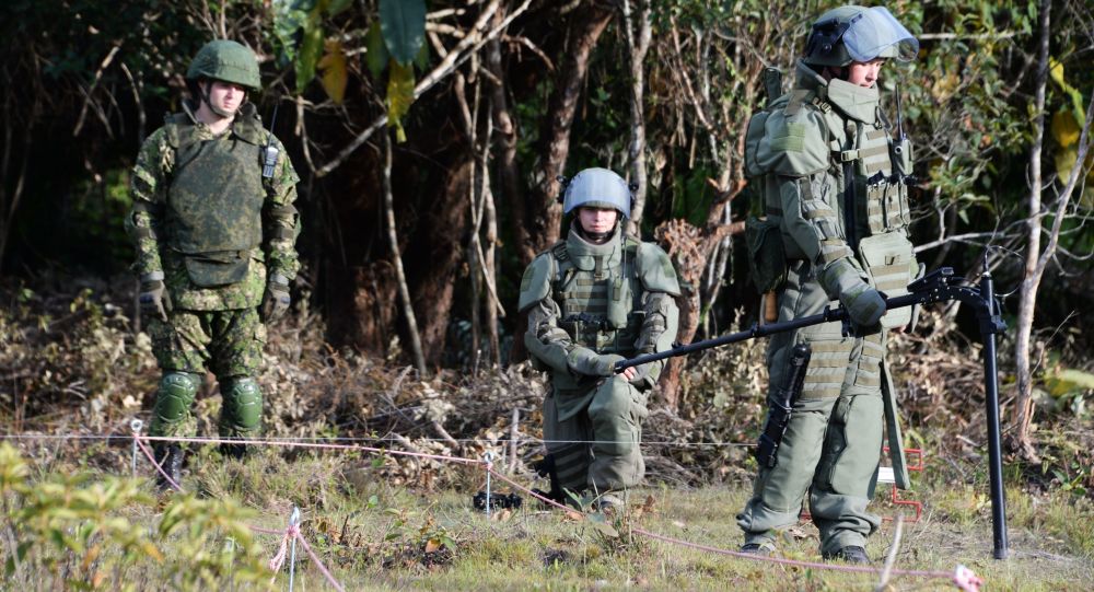 俄军人在老挝排除200多枚美军遗留炸弹和炮弹