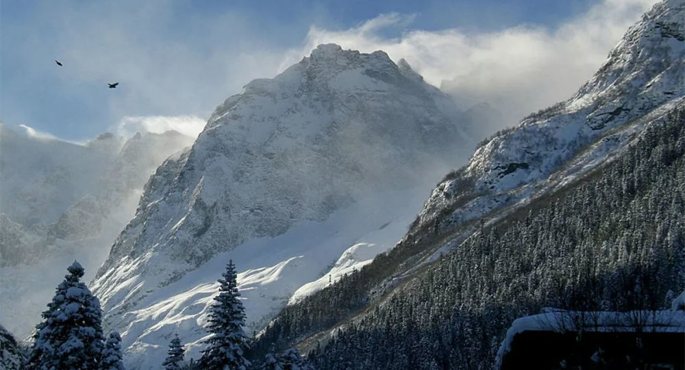 俄紧急情况部称北高加索发生雪崩 或有4至12人被埋