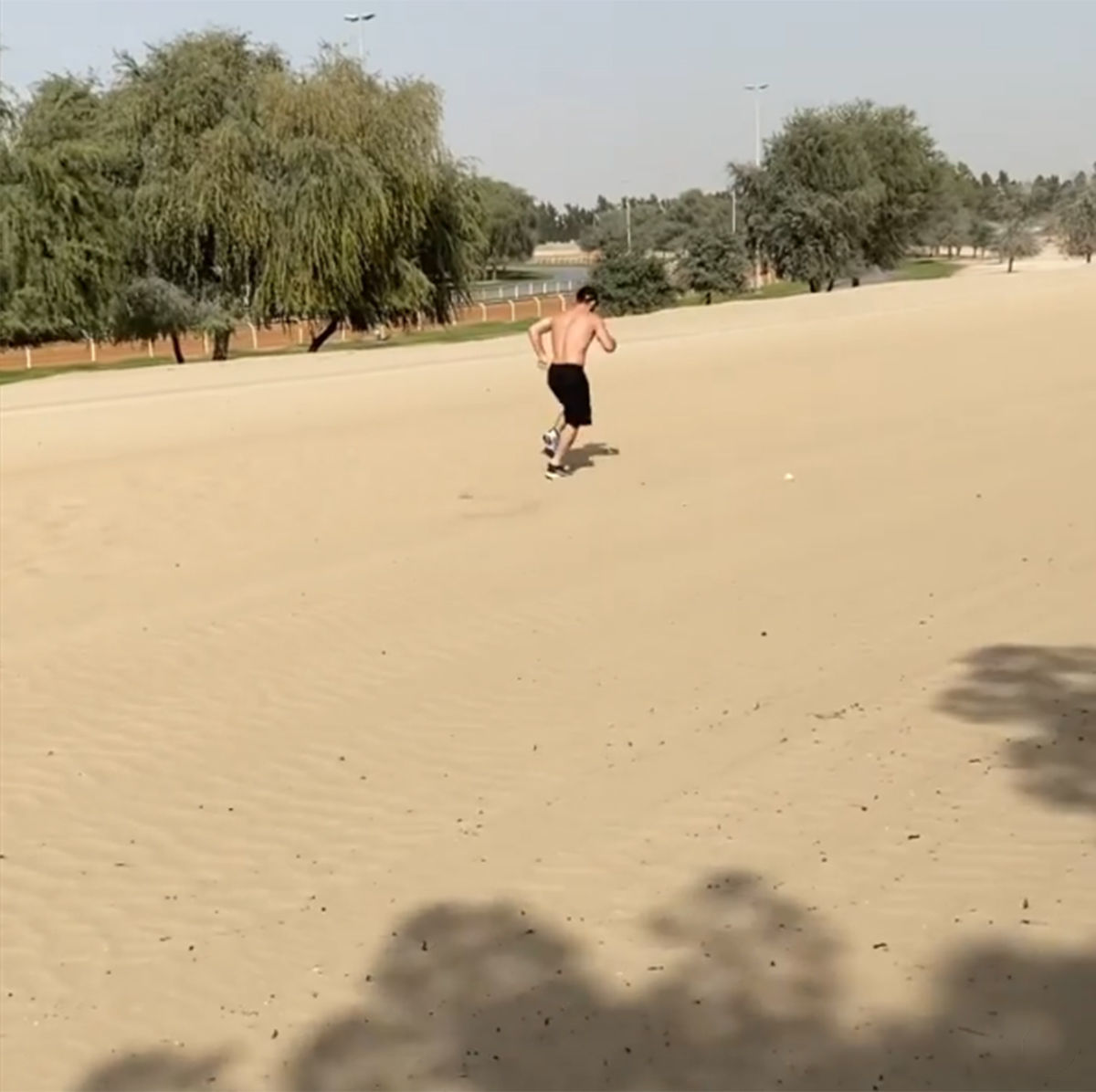 小鹰准备职业足球生涯首秀