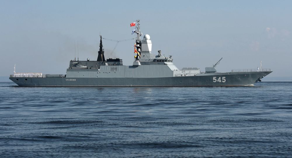 俄“坚强”号护卫舰和“科拉”号油轮驶过苏伊士运河