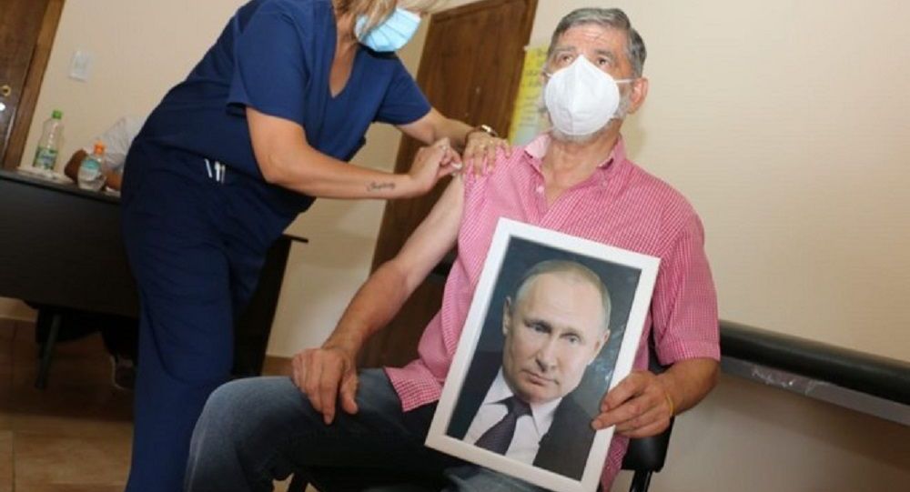阿根廷一位市长手拿普京肖像去接种疫苗