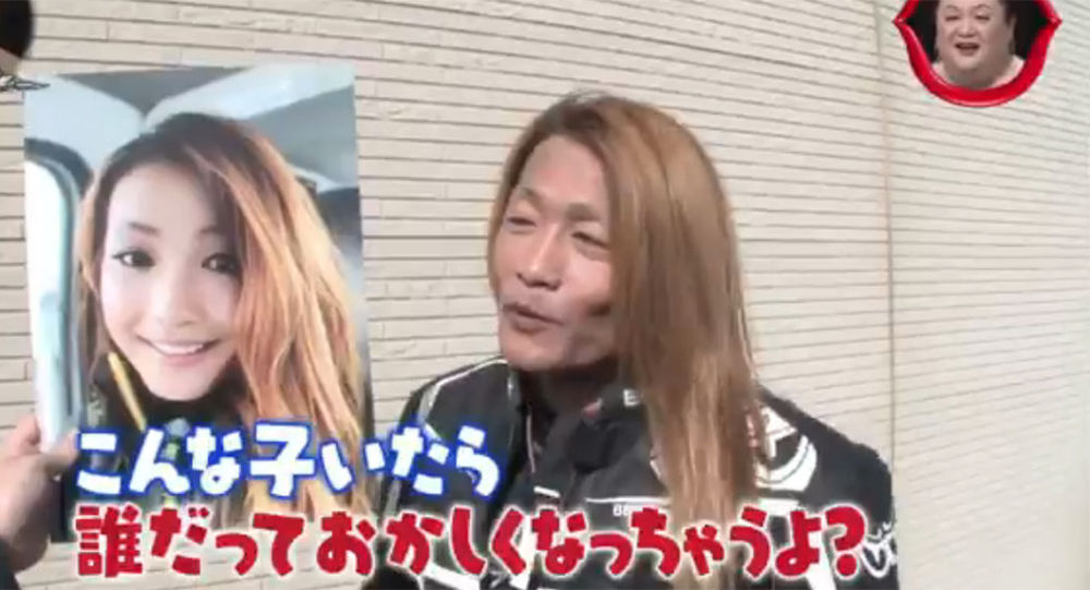 日本超人气“摩托美女”竟是50岁大叔