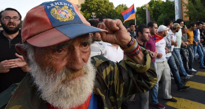 亚美尼亚警方承诺不对示威者动武