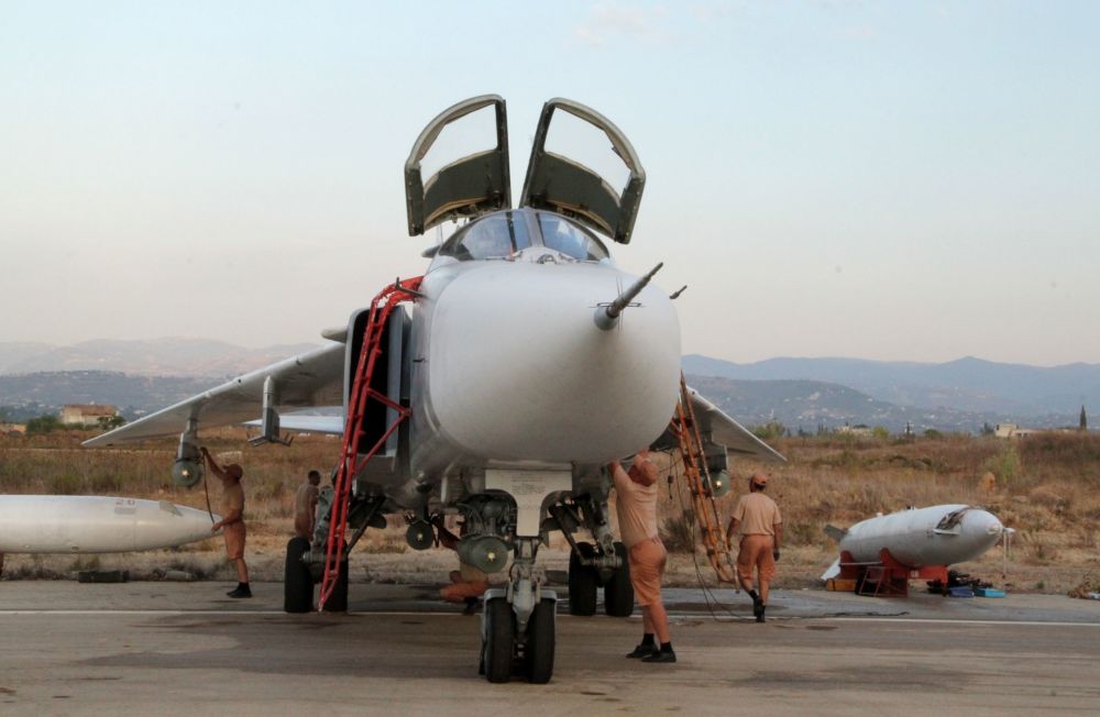 技術人員在維護在敘利亞“Hmeymim”機場的俄羅斯飛機