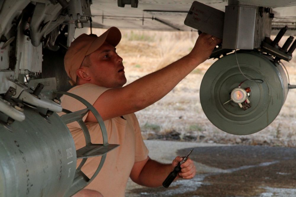 在作為俄羅斯飛機基地的敘利亞“Hmeymim”機場的技術人員
