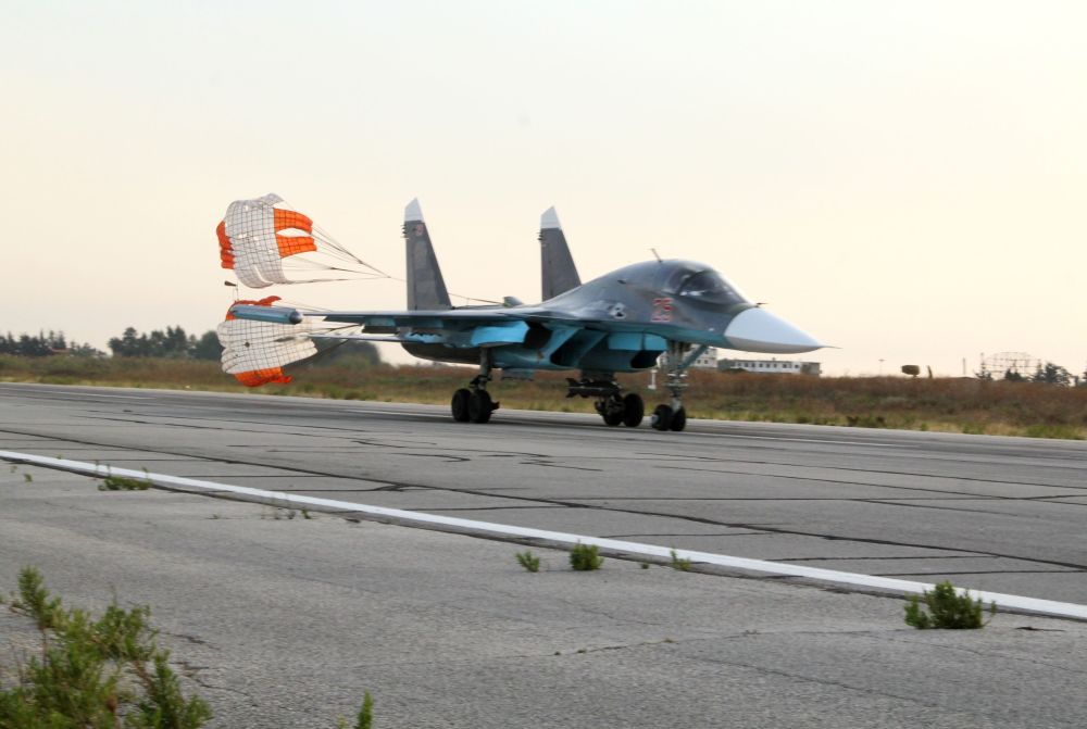 在拉塔基亞附近機場的俄羅斯蘇-34戰機