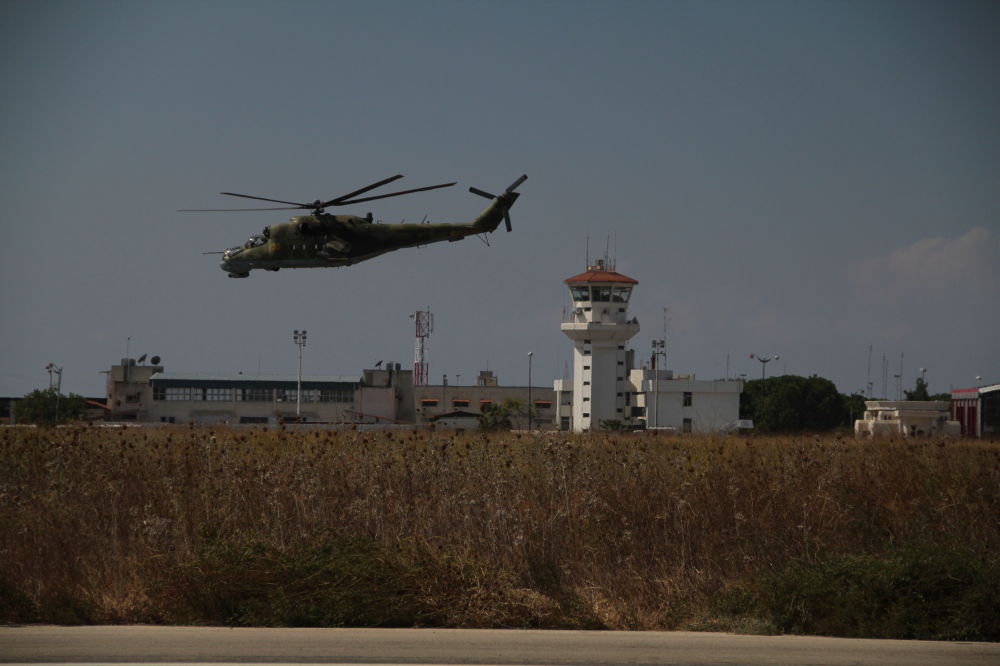 直升機環繞飛行赫梅伊米姆基地，以便對恐怖分子可能的襲擊進行反應和監督