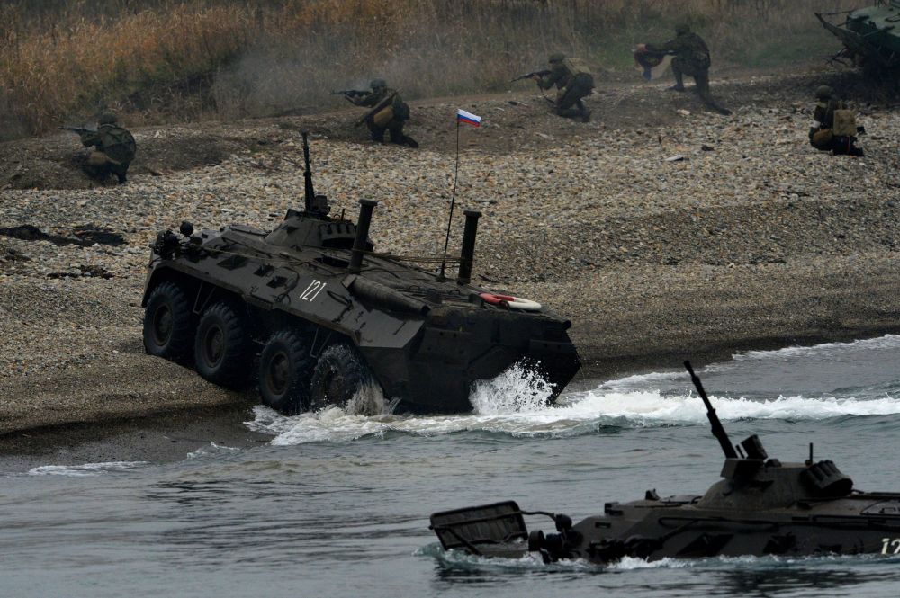 在濱海邊疆區克勒克靶場進行海上登陸的太平洋艦隊海軍陸戰旅士兵。