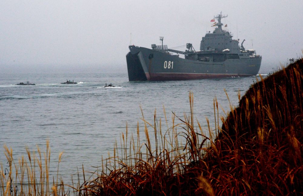 官兵搭乘“尼古拉•維爾科夫”號反潛艦進行海上登陸。