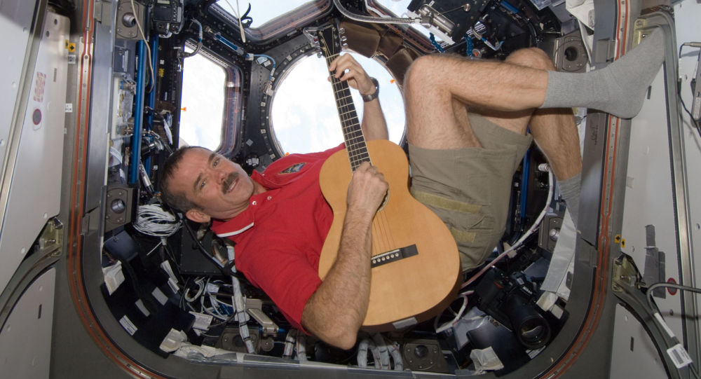 加拿大宇航员谈为何进入太空时吹不了口哨