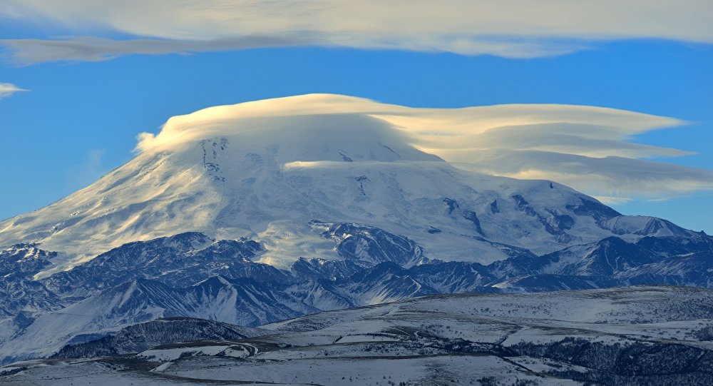 俄紧急情况部:救援人员在厄尔布鲁士山搜寻一名美国登山者