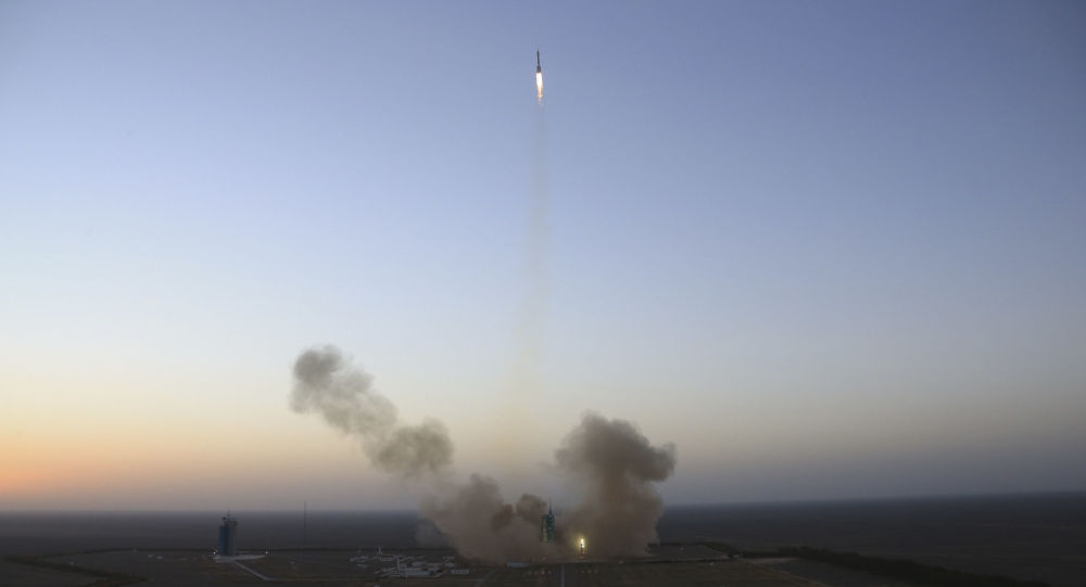 中国成功使用“长征三号”运载火箭发射两枚卫星