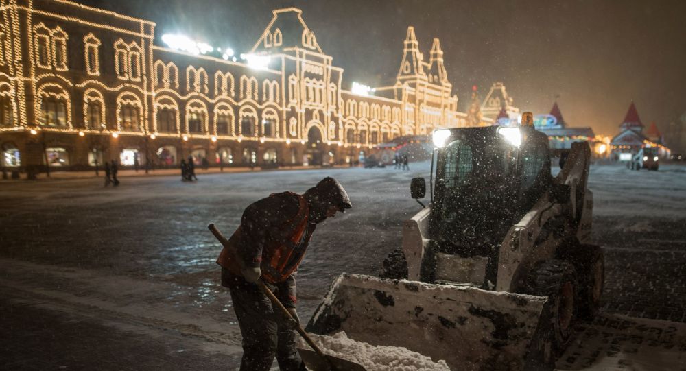 莫斯科动用大量人力物力除雪
