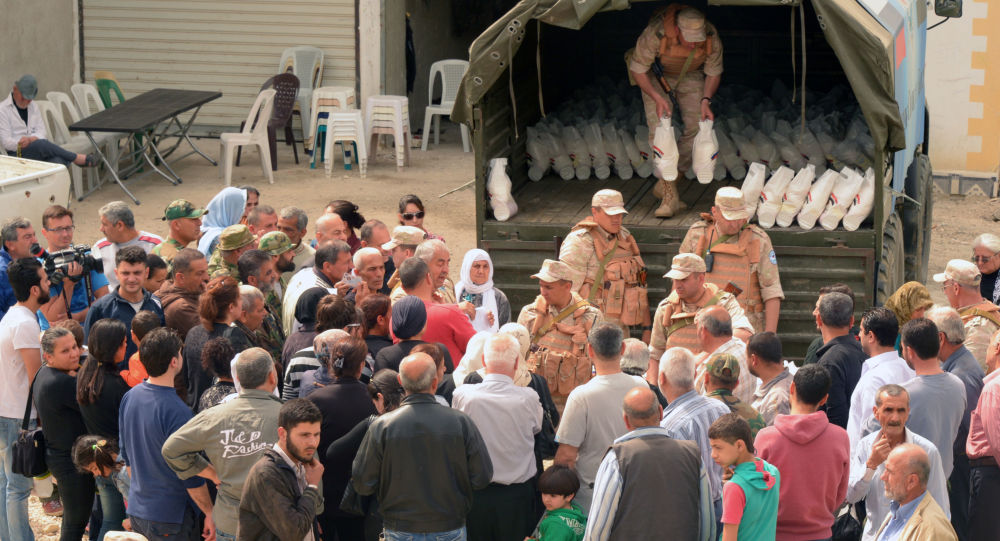 俄军向叙利亚东古塔区居民提供人道主义援助