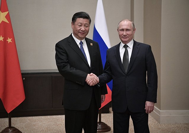 Президент РФ Владимир Путин и председатель КНР Си Цзиньпин во время встречи в Астане