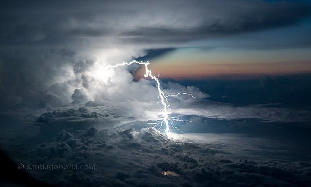 厄瓜多尔飞行员:雷雨是最好的拍摄对象