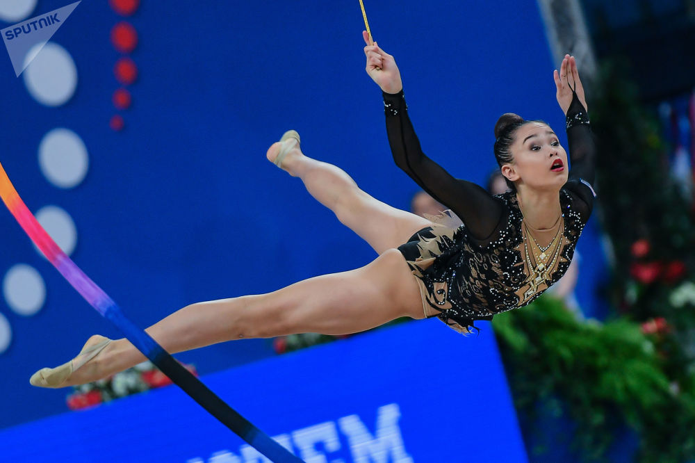 国家队女运动员们利用三个球,两个跳绳及五个体操环完成体操动作