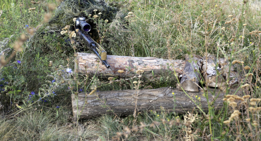 卢甘斯克人民共和国人民警察在交火线附近发现女子狙击小组