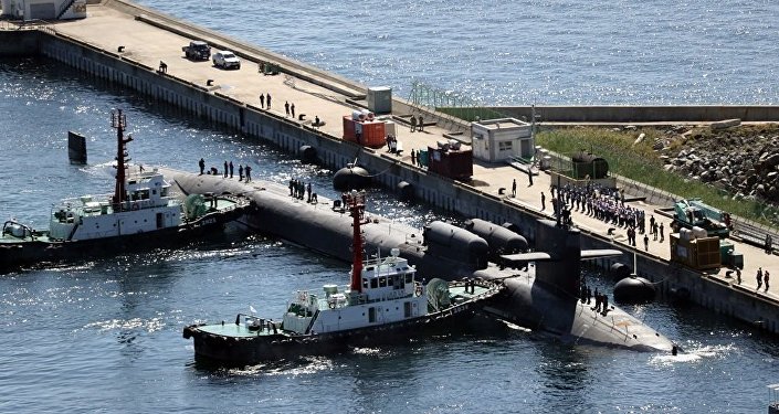 美国“密歇根”号核动力潜艇驶入韩国釜山港