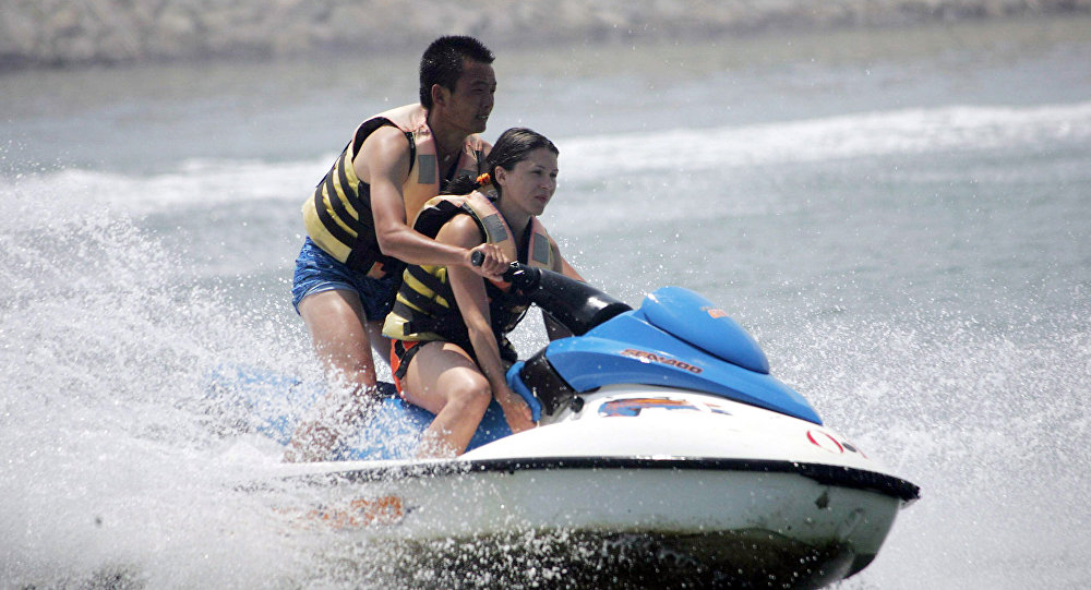 在泰国的俄罗斯游客并未向骑着摩托艇撞到他的中国女子索赔