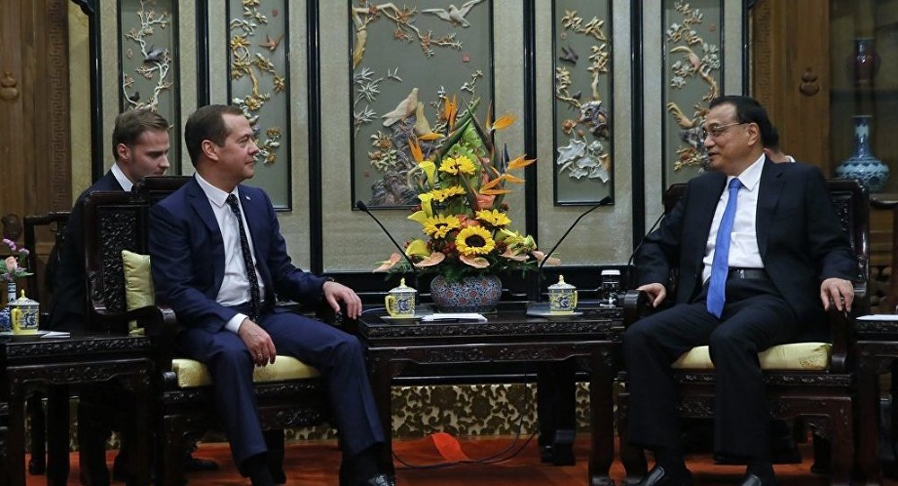 梅德韦杰夫与李克强在北京就双边关系的热点问题进行讨论
