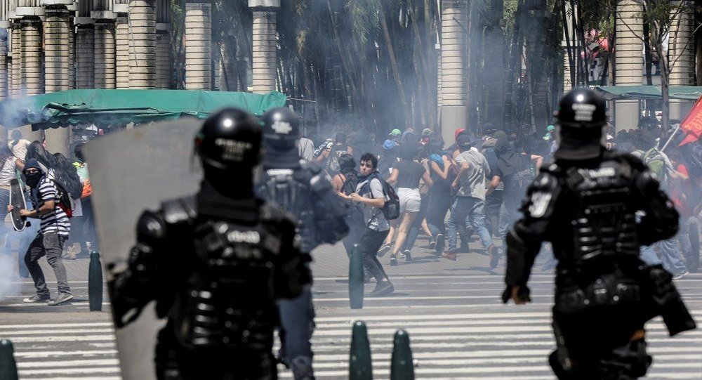 哥伦比亚警民冲突导致约70人受伤