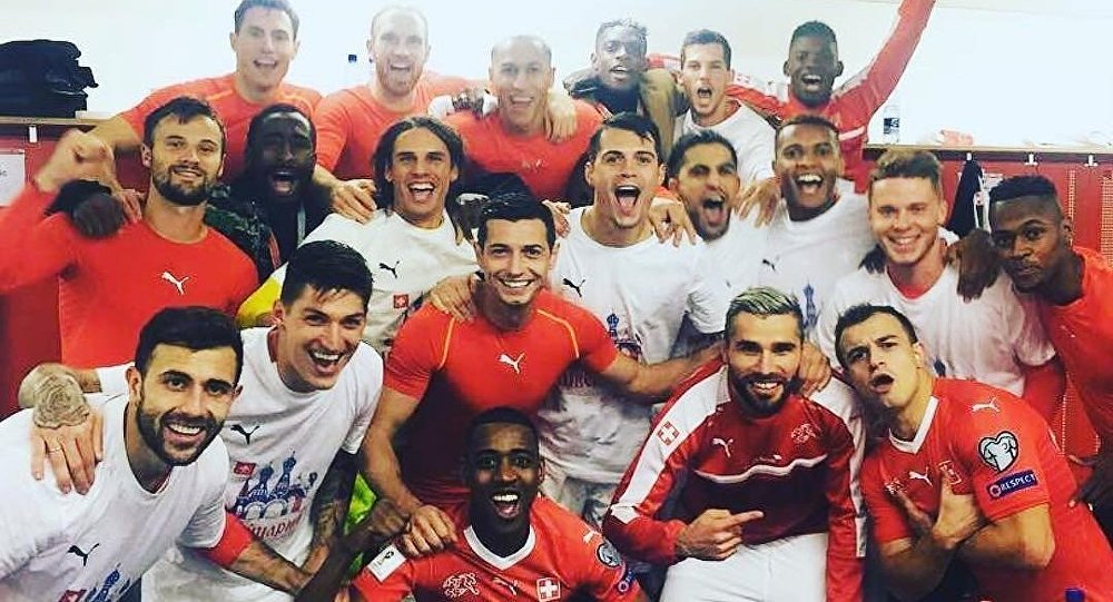 瑞士足球队穿俄罗斯球衣庆祝其晋级2018俄罗