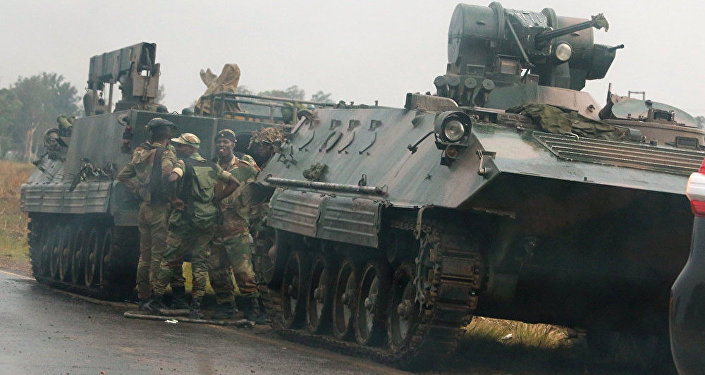 津巴布韦军队的一个装甲车队驶向哈拉雷方向