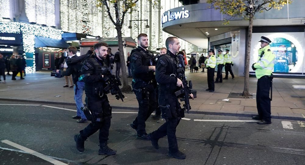 伦敦两座地铁站紧急疏散乘客警方抵达出事现场