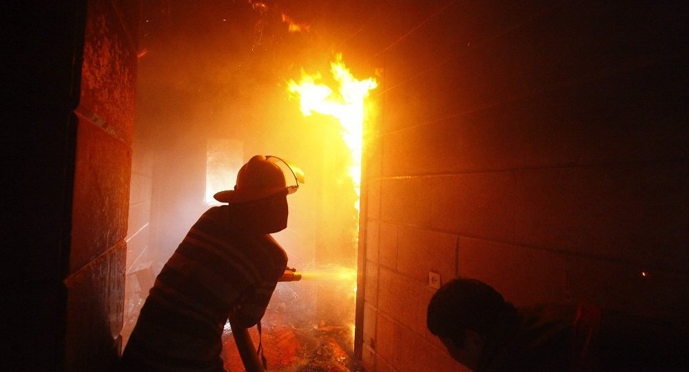 俄九岁男童从起火房屋中救出弟妹