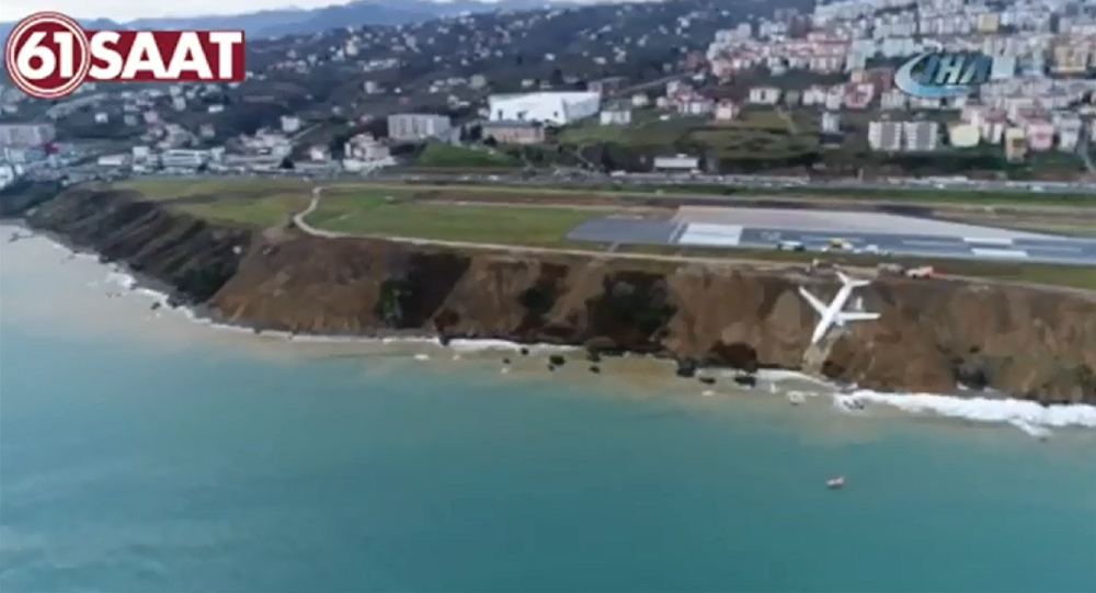 土耳其一架飞机陷入陆地边缘（视频）