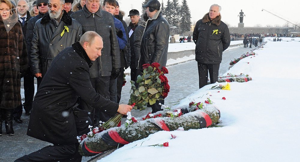 普京向列宁格勒大围困死难者敬献鲜花