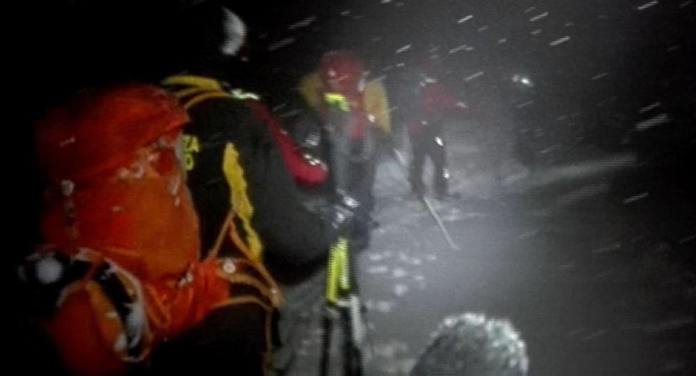 意大利派军用直升机疏散雪崩危险区宾馆旅客