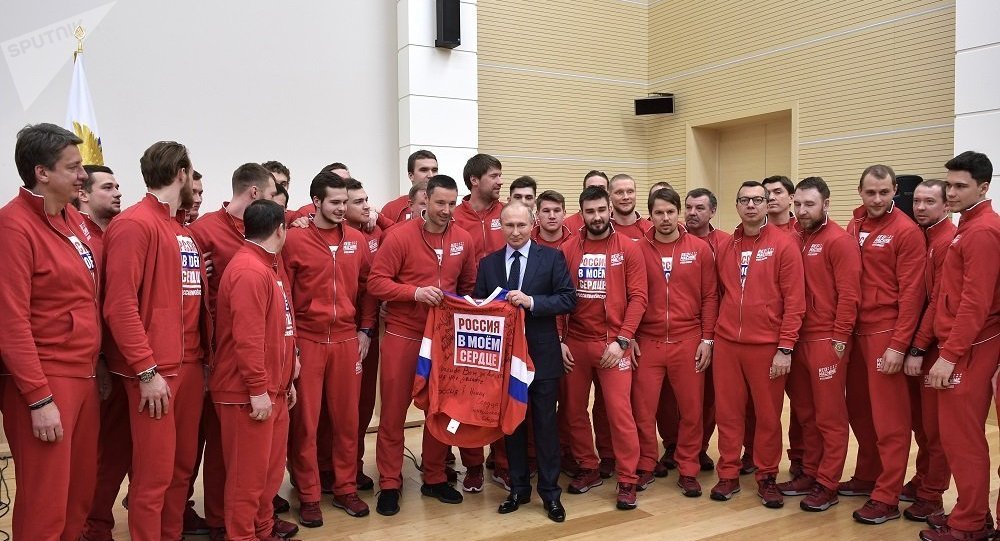 达丘克向普京赠送有俄罗斯国家冰球队队员签名的冰球衫