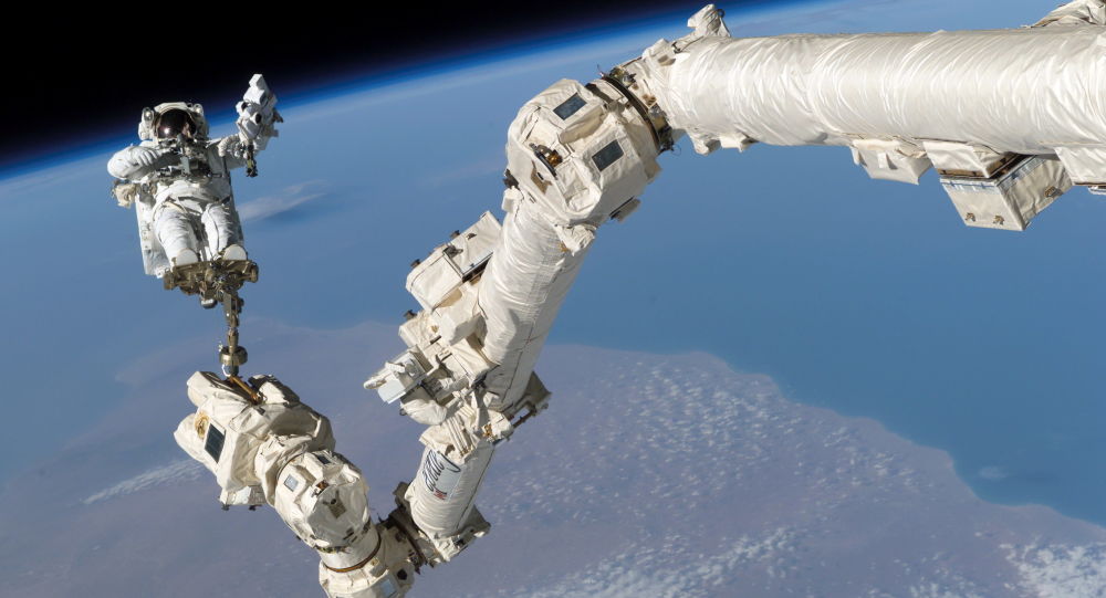 NASA宇航员走出开放太空对国际空间站进行技术维护